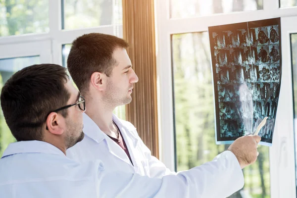 Zwei Ärzte Mit Ärztlichem Rat Krankenhaus Medizinische Fragen Diskutieren Wirbelsäulenoperationen — Stockfoto