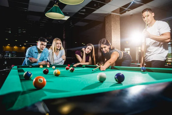 Grupo Jovens Amigos Alegres Jogando Bilhar Tempo Engraçado Após Trabalho — Fotografia de Stock