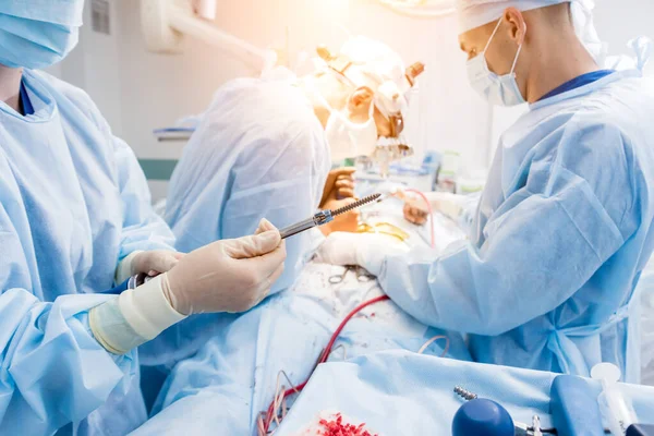 脊柱手术 外科医生用外科设备在手术室展示多轴螺钉 椎间盘切除术 脊柱固定系统 医疗背景 — 图库照片