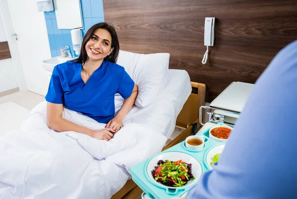 Junge Frau Isst Krankenhaus Tablett Mit Frühstück Für Patientin — Stockfoto