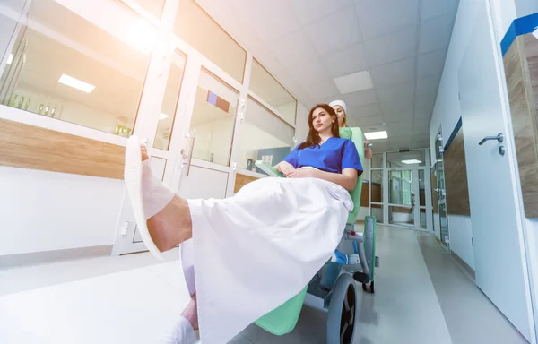 Krankenschwester Zieht Mobilen Behandlungsstuhl Mit Patient Ins Krankenhaus Medizinische Geräte — Stockfoto