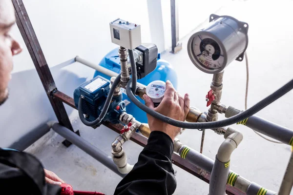 Teknisyen su şebekelerini kontrol ediyor. Sanayi geçmişi