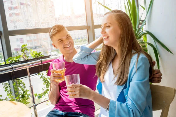 Barda neşeli bir çift var. Bira içmek, konuşmak, eğlenmek. İşten sonra toplantı