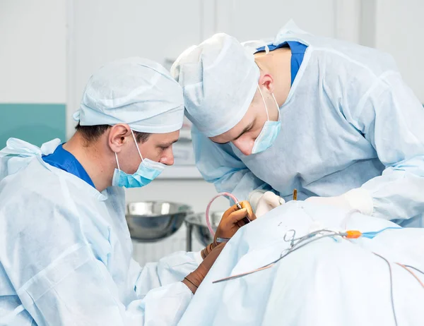 Операция на мозге. Группа хирургов в операционной с хирургическим оборудованием . — стоковое фото