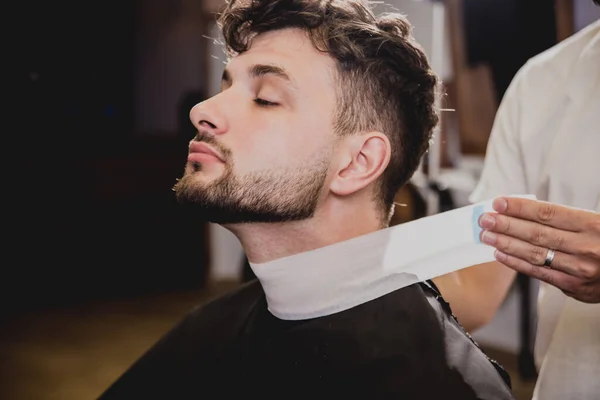 Jovem Com Corte Cabelo Moda Barbearia Barbeiro Faz Penteado Barba — Fotografia de Stock