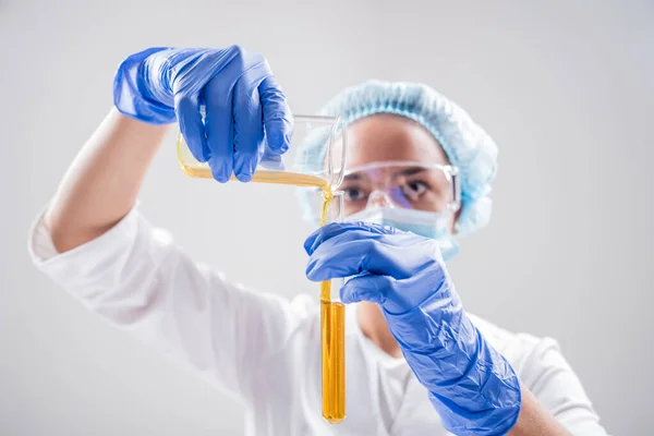 Científica Que Vierte Aceite Orgánico Belleza Cosmética Equipo Laboratorio — Foto de Stock