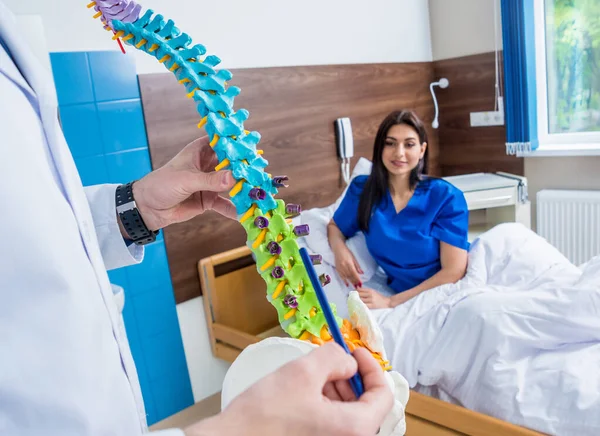 Nahaufnahme Eines Orthopäden Der Dem Patienten Krankenhaus Ein Wirbelsäulenmodell Zeigt — Stockfoto