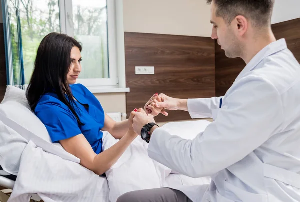 Travmatolog Modern Hastanedeki Hastaların Ellerini Inceliyor — Stok fotoğraf