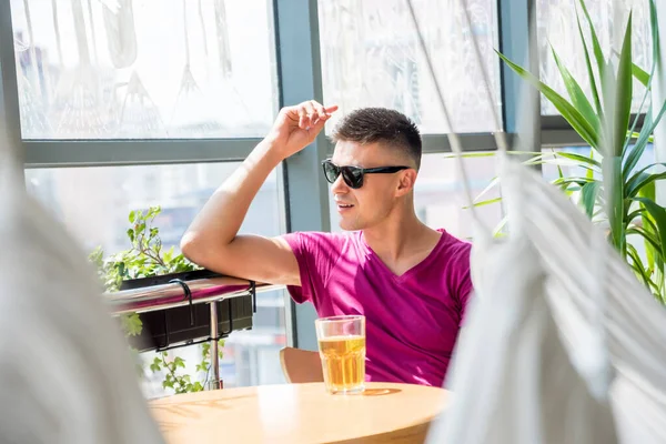 Mladý Muž Hospodě Pít Pivo Jíst Pizzu Práci — Stock fotografie