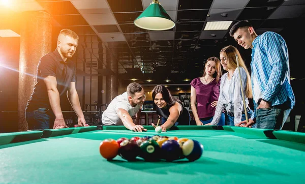 Grupo Jovens Amigos Alegres Jogando Bilhar Tempo Engraçado Após Trabalho — Fotografia de Stock