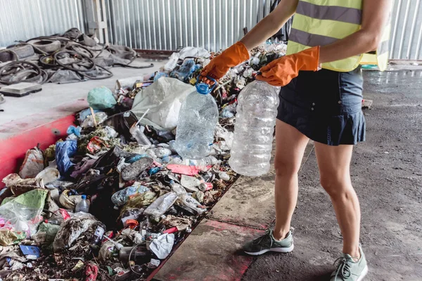 Woman Volunteer Sorting Trash Modern Recycling Plant — Φωτογραφία Αρχείου