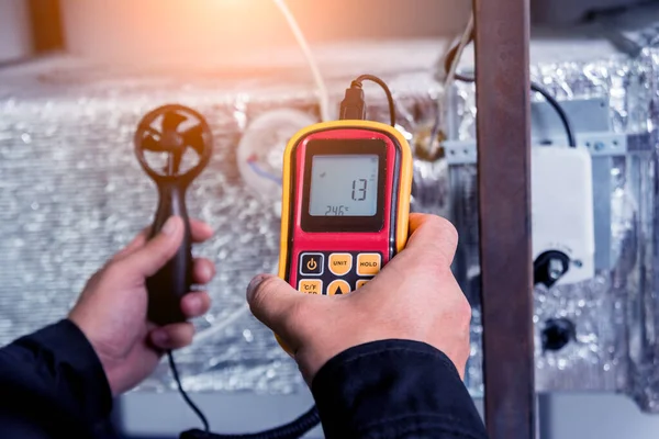Techniker Verwenden Ein Handgehaltenes Anemometer Zur Messung Des Luftdurchflusses — Stockfoto