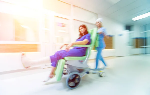 Krankenschwester Zieht Mobilen Behandlungsstuhl Mit Patient Ins Krankenhaus Medizinische Geräte — Stockfoto