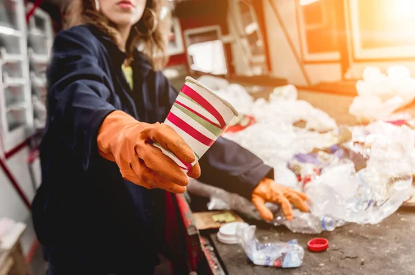 現代のリサイクル工場でゴミ収集を分離する労働者 — ストック写真