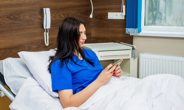 Patient Telefoniert Krankenhausbett Junge Kaukasische Frau Vernetzte Welt Und Mobile — Stockfoto