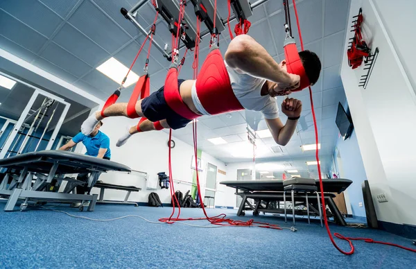 Физиотерапия Подвесная Терапия Молодой Человек Занимающийся Фитнес Терапией Системой Тренировок — стоковое фото