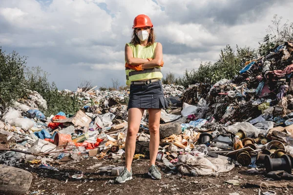 Kadın Gönüllü Plastik Çöpleri Temizlemeye Yardım Ediyor Dünya Günü Ekoloji — Stok fotoğraf