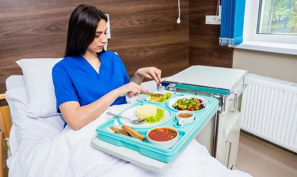 Junge Frau Isst Krankenhaus Tablett Mit Frühstück Für Patientin — Stockfoto