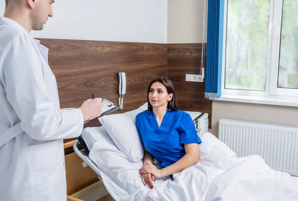 Traumatologin Gespräch Mit Junger Patientin Modernem Krankenhaus — Stockfoto