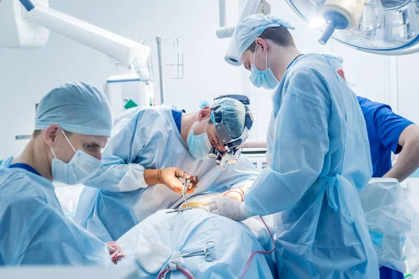 Omurilik ameliyatı. Ameliyathanede ameliyathanede ameliyat aleti olan bir grup cerrah. Laminektomi. Modern tıbbi arka plan