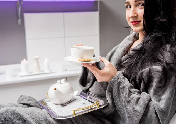 Junge Frau Trinkt Kräutertee Nach Kuranwendungen Kosmetologie Konzept — Stockfoto