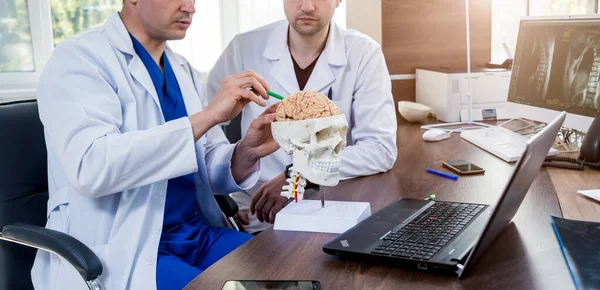 Hastanede tıp konseyi olan iki doktor. Beyin ameliyatından önce tıbbi konuları tartışıyoruz. Beyin Düzeni