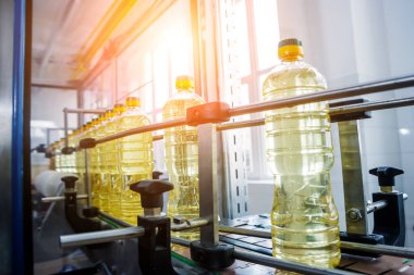 Şişelerdeki ayçiçeği yağı şişeleri, yüksek teknoloji konsepti, endüstriyel arka plan 