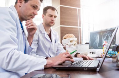 Hastanede tıp konseyi olan iki doktor. Beyin ameliyatından önce tıbbi konuları tartışıyoruz. Beyin Düzeni