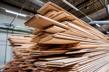 Doğal kaba tahta yığınları, endüstriyel keresteler.