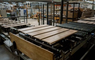 Ahşap zemin fabrikasının üretim hattı, endüstriyel arka plan