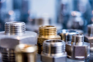 Hortum tesisatı masada. Boru hattı yedek parçaları. Arkaplan