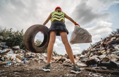 Kadın gönüllü plastik çöpleri temizlemeye yardım ediyor. Dünya günü ve ekoloji kavramı
