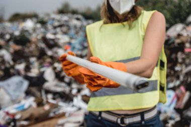 Kadın gönüllü plastik çöpleri temizlemeye yardım ediyor. Dünya günü ve ekoloji kavramı