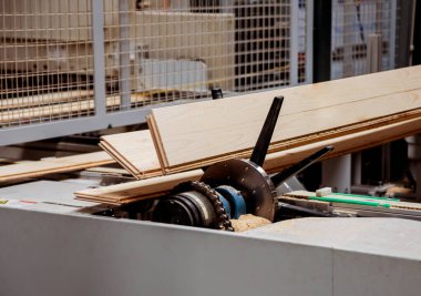 Ahşap zemin fabrikasının üretim hattı, endüstriyel arka plan