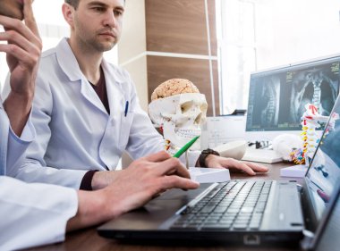 Hastanede tıp konseyi olan iki doktor. Beyin ameliyatından önce tıbbi konuları tartışıyoruz. Beyin Düzeni