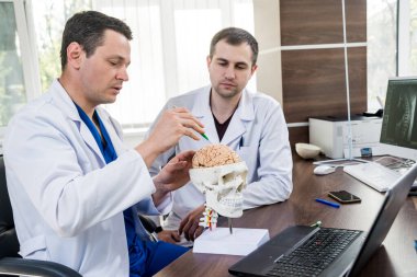 Hastanede tıp konseyi olan iki doktor. Beyin ameliyatından önce tıbbi konuları tartışıyoruz. Beyin Düzeni