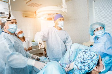 Laparoskopik ekipman kullanılarak yapılan jinekolojik ameliyat. Ameliyathanede ameliyat ekipmanlarıyla bir grup cerrah..