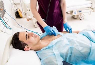 Doktorlar acil serviste erkek bir hastaya canlandırma emri verdi. Kalp masajı.