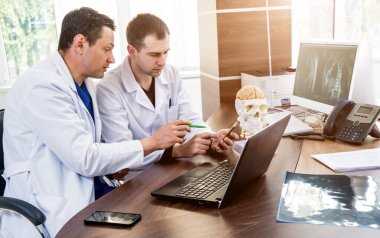 Hastanede tıp konseyi olan iki doktor. Beyin ameliyatından önce tıbbi konuları tartışıyoruz. Beyin Düzeni