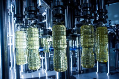 Şişelerdeki ayçiçeği yağı şişeleri, yüksek teknoloji konsepti, endüstriyel arka plan 