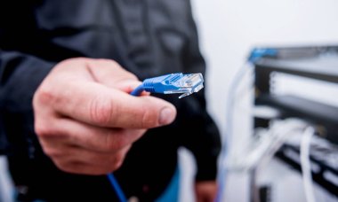 Ağ kablolarını anahtarlara bağlayan teknisyenleri kapat