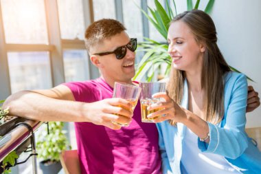 Barda neşeli bir çift var. Bira içmek, konuşmak, eğlenmek. İşten sonra toplantı