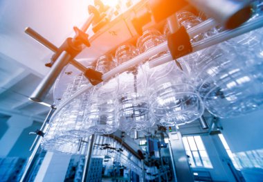 Şişelerdeki ayçiçeği yağı şişeleri, yüksek teknoloji konsepti, endüstriyel arka plan 