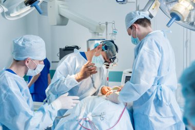 Omurilik ameliyatı. Ameliyathanede ameliyathanede ameliyat aleti olan bir grup cerrah. Laminektomi. Modern tıbbi arka plan