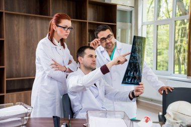 Doktorlar hastanede tıbbi konsey kuruyor. Tıbbi konuları tartışıyoruz. Omurilik ameliyatı