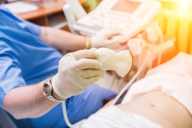 Ultrason tarayıcı bir doktor elinde. Tanılama. Ultrason.