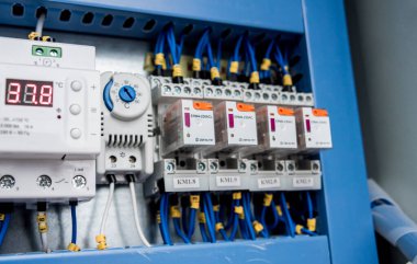Devre kesicileri ve elektrik arkaplanı olan elektrik santrali.