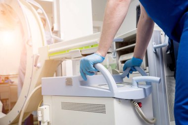 Travma cerrahisi işlemi. Ameliyathanede röntgen cihazlı bir grup cerrah. Tıbbi geçmiş