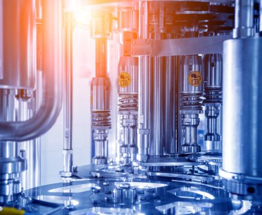 Otomatik doldurma makinesi plastik şişelere su dolduruyor, endüstriyel arka plan