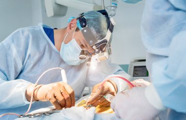 Omurilik ameliyatı. Ameliyathanede ameliyathanede ameliyat aleti olan bir grup cerrah. Laminektomi. Modern tıbbi arka plan